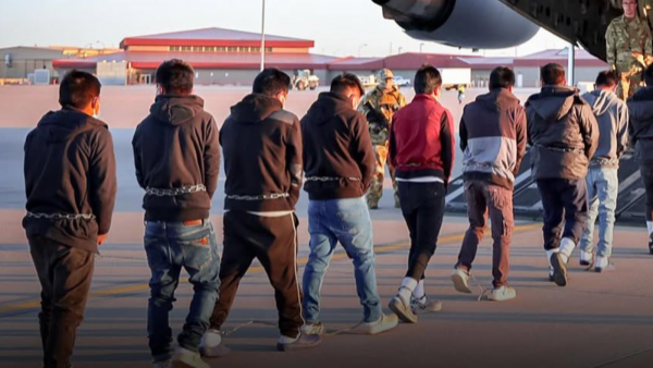 Con cadenas: La Casa Blanca publica imagen de las deportaciones realizadas por Trump
