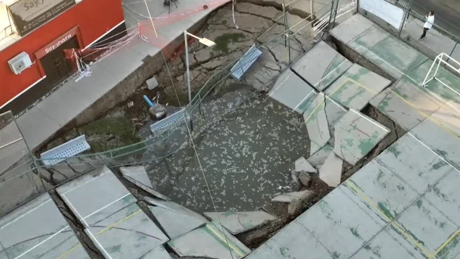 Impresionante socavón se "tragó" multicancha en Conchalí
