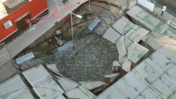 Impresionante socavón se "tragó" multicancha en Conchalí
