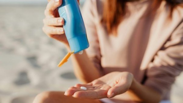 Sal, cloro, exposición al sol: ¿Cómo cuidar la piel en el verano?
