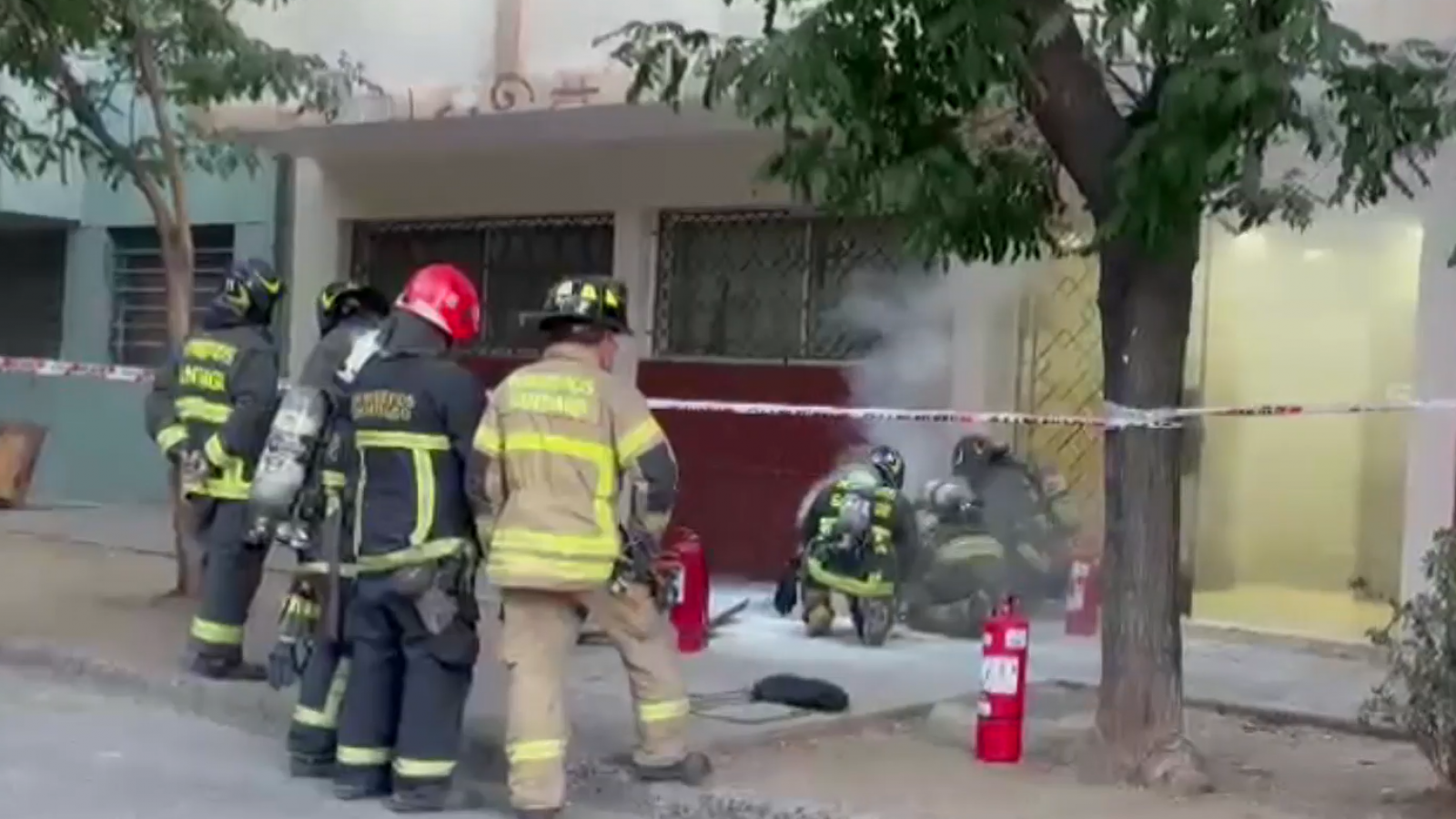 Fuego en cámara subterránea obliga a la evacuación de edificio en Santiago Centro

