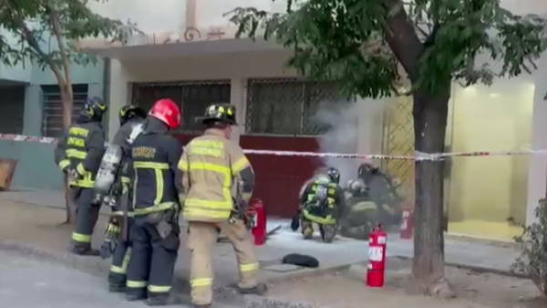Fuego en cámara subterránea obliga a la evacuación de edificio en Santiago Centro
