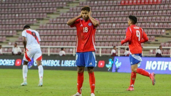 La furiosa reacción de relatores peruanos tras el "insólito" gol de Chile en Conmebol Sub 20
