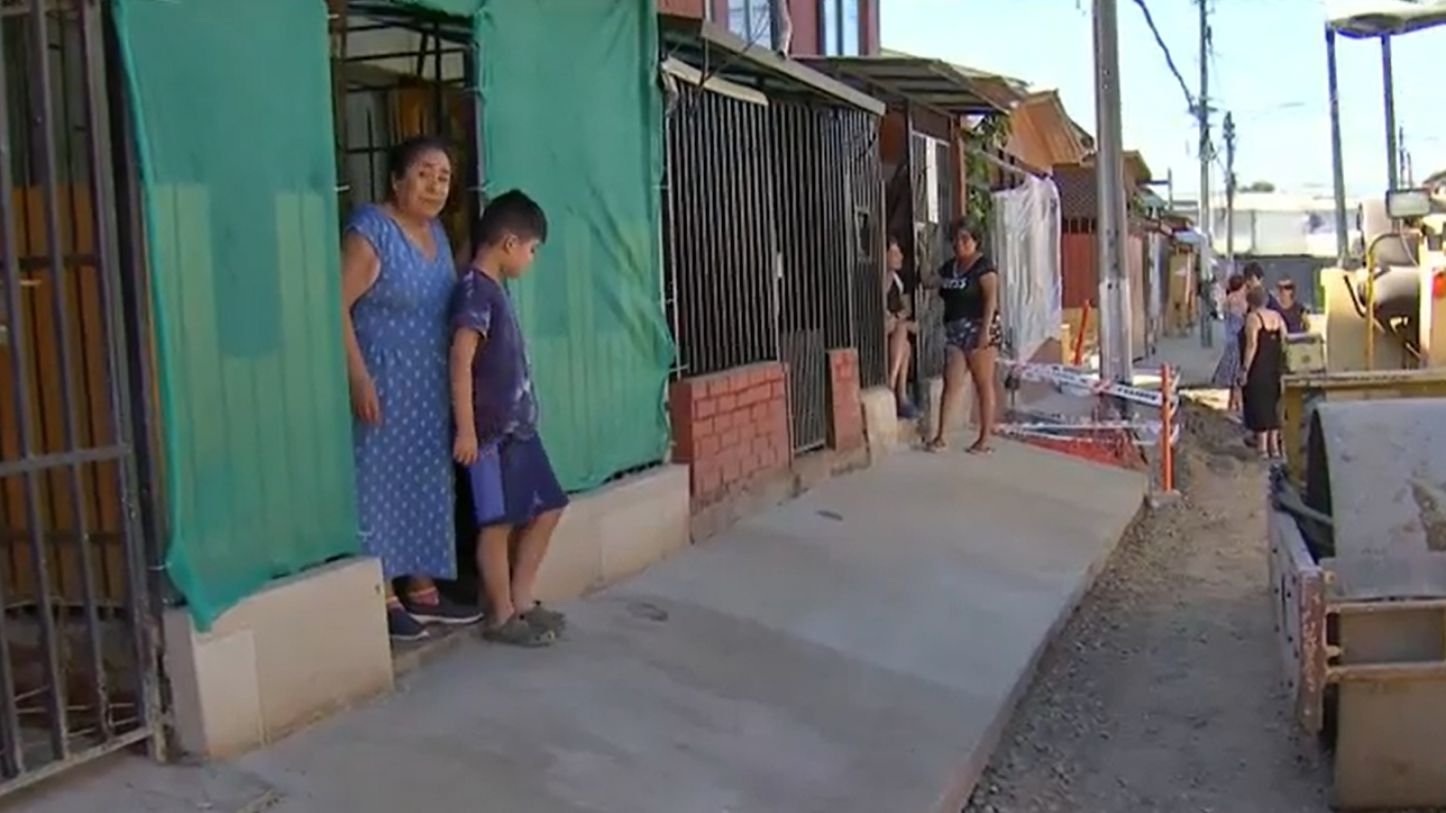 Una burla para vecinos: Constructora dañó calles y dejó veredas convertidas en peligrosas rampas en Cerro Navia

