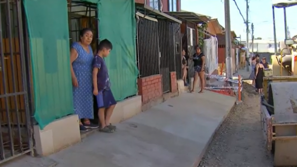 Una burla para vecinos: Constructora dañó calles y dejó veredas convertidas en peligrosas rampas en Cerro Navia
