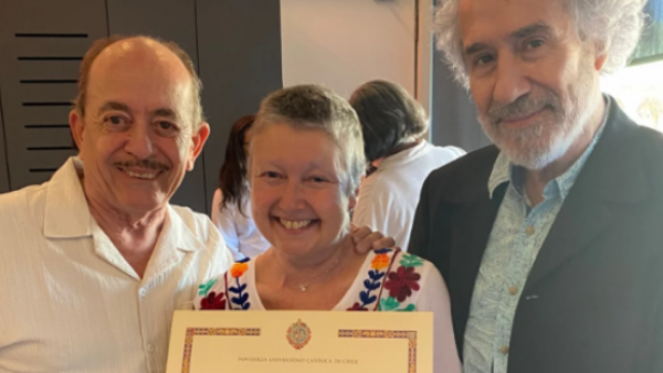 "¡Soy actriz!": Paulina Urrutia recibe su título de la Universidad Católica con emocionante mensaje
