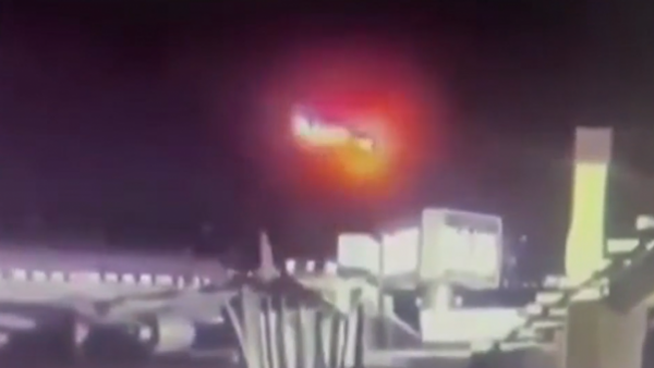 El momento exacto del choque entre un avión y helicóptero en Washington
