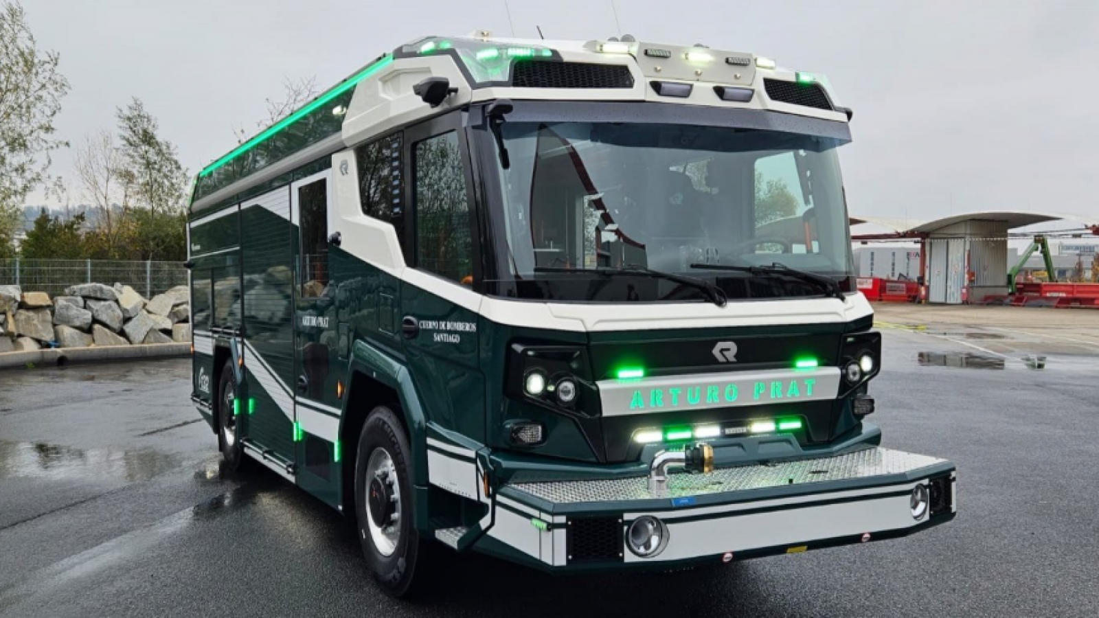 Pionero en Latinoamérica: Carro bomba eléctrico de Bomberos ya está en Chile
