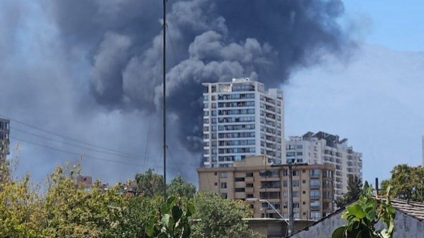 Alerta del peligro de propagación: Gran incendio en empresa de reciclaje en San Joaquín