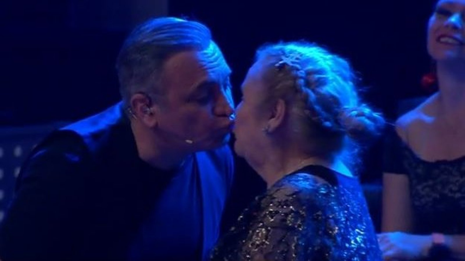 ¡Momento coqueto! Luis Jara cumple su placer culpable y besa a viuda en medio del programa
