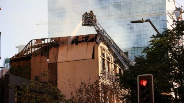 Peligro de derrumbe: Bomberos trabaja en incendio de edificio en Santiago Centro
