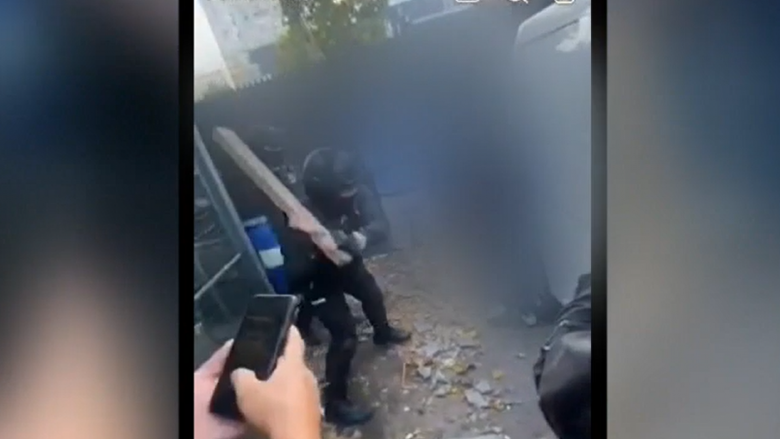 VIDEO: Registran brutal golpiza de guardias a presunto mechero mientras ríen y lo hacen bailar
