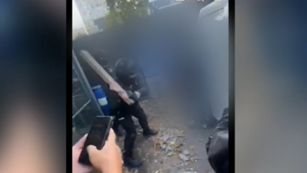 VIDEO: Registran brutal golpiza de guardias a presunto mechero mientras ríen y lo hacen bailar
