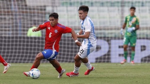 "Lo que juega": el "chileno" que concentró elogios en derrota de la Roja contra Argentina
