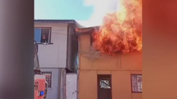 Llaman a evacuar sectores de cerro Cordillera por incendio en Valparaíso
