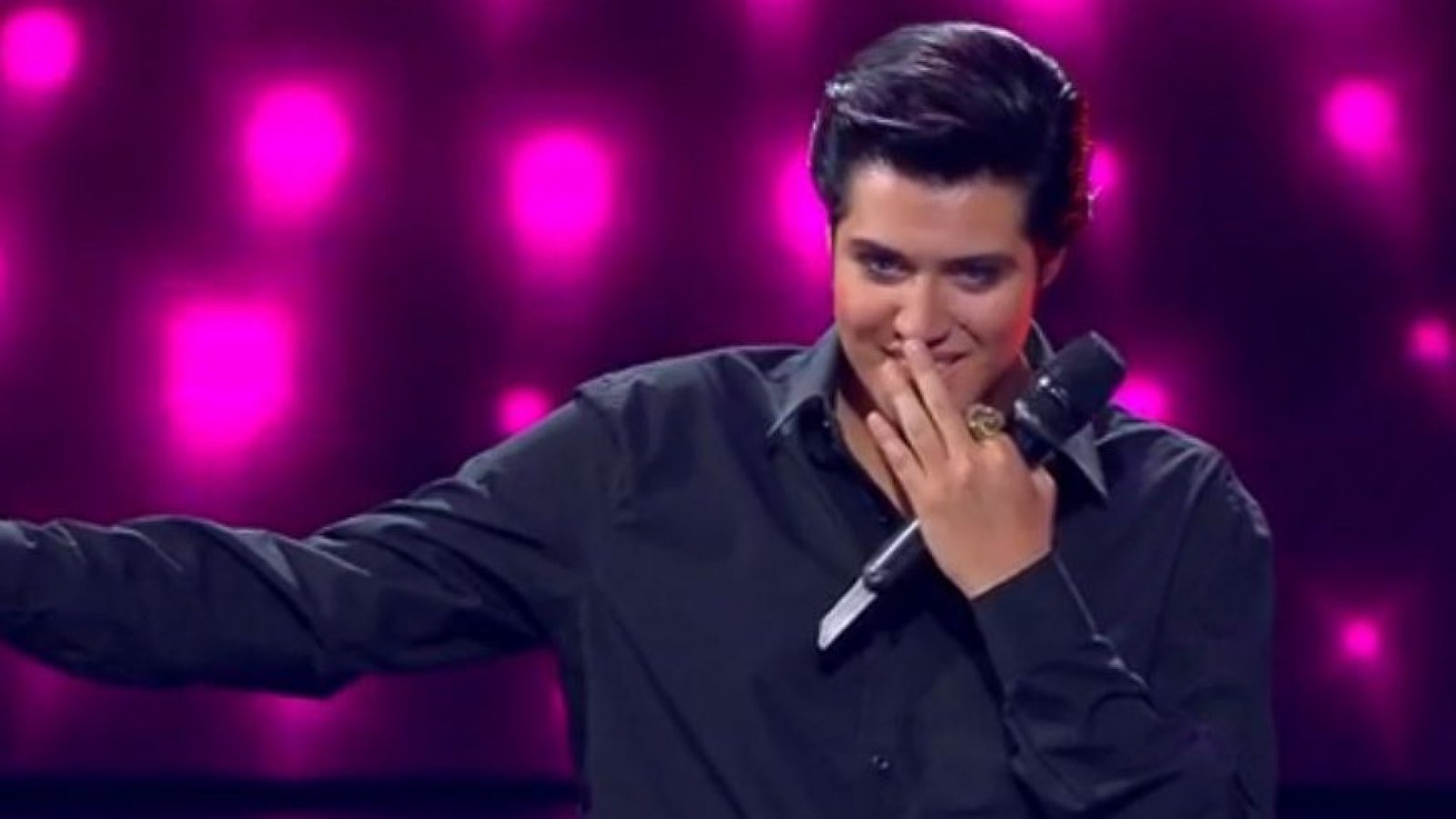 "Me pongo de pie para aplaudirte": el jurado se rinde ante Elvis Presley

