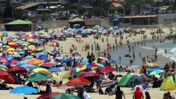 "¡Cuiden nuestra playa!": Alcalde de El Quisco hace urgente llamado a turistas a no ensuciar el balneario
