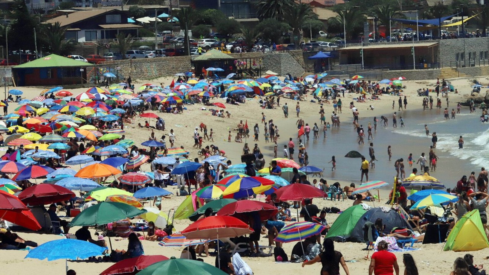 "¡Cuiden nuestra playa!": Alcalde de El Quisco hace urgente llamado a turistas a no ensuciar el balneario
