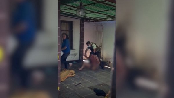 Por violencia intrafamiliar; Carabineros detiene a colombiano que estaba completamente desnudo
