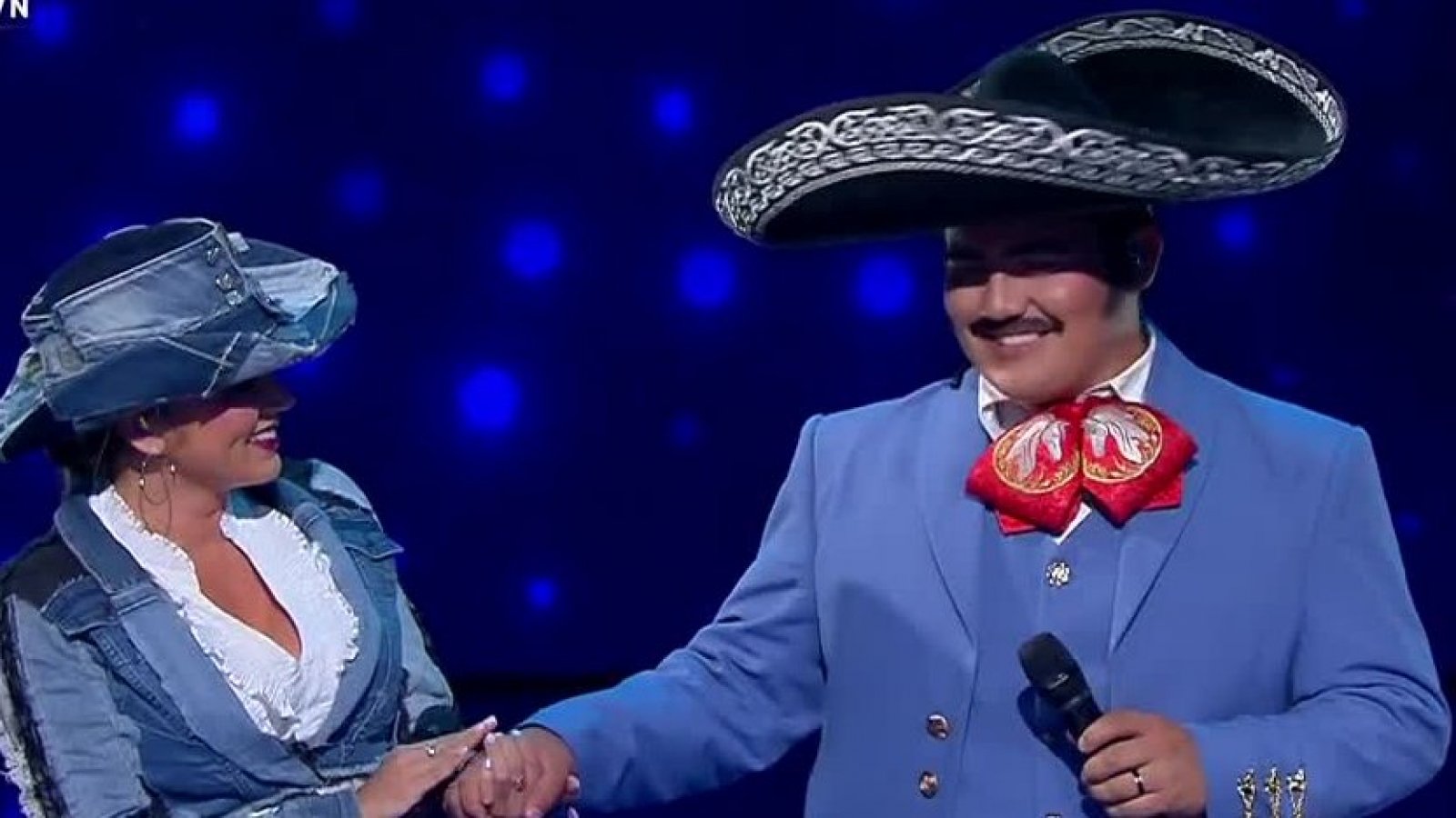 "¡Qué lindo lo que hicieron!": Vicente Fernández deslumbró en el escenario junto a Caro Molina

