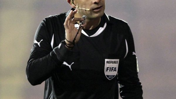 Árbitro sufrió infarto en medio de partido de fútbol en España