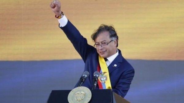 Presidente de Colombia pide la renuncia de todo su gabinete
