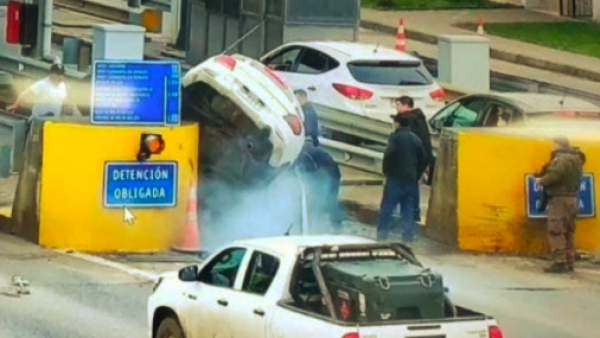 Joven muere al impactar su vehículo en peaje del Acceso Sur
