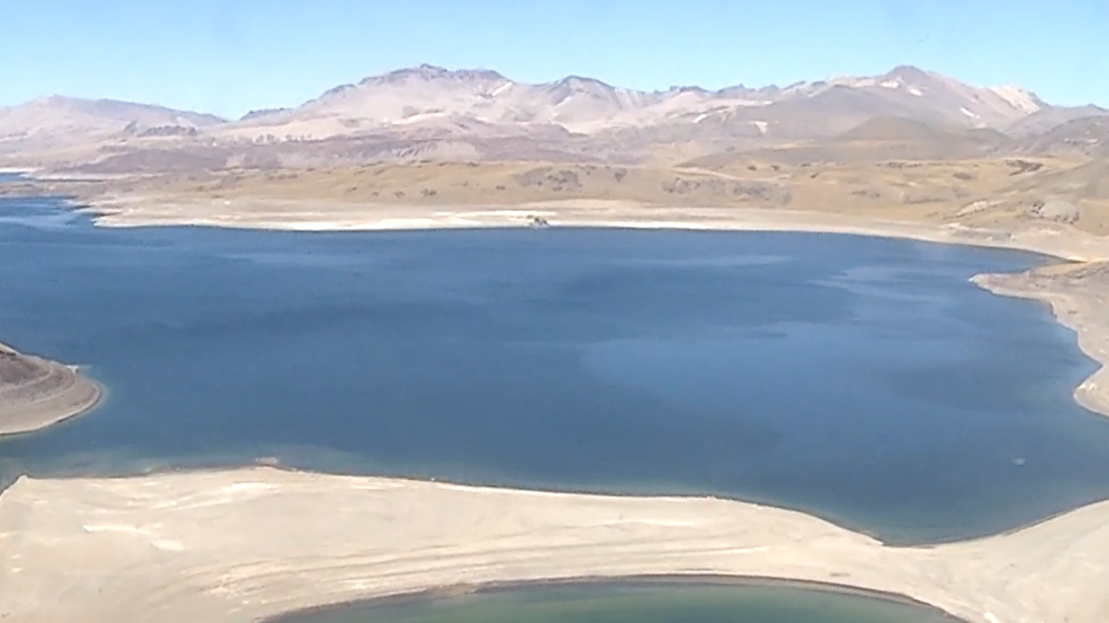 "Sería más explosiva que la del Chaitén en 2008": Experto advierte del riesgo de erupción de volcán Laguna del Maule
