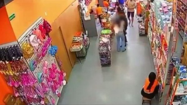 VIDEO | Mujer tenía celular en el pantalón y le explotó en pleno supermercado
