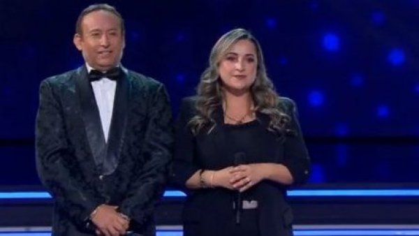 "Cada capítulo tienes más brillo": jurado se rinde ante dueto de Paul Anka y Carolina Ulloa
