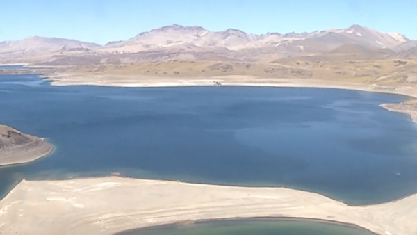 "Sería más explosiva que la del Chaitén en 2008": Experto advierte del riesgo de erupción de volcán Laguna del Maule

