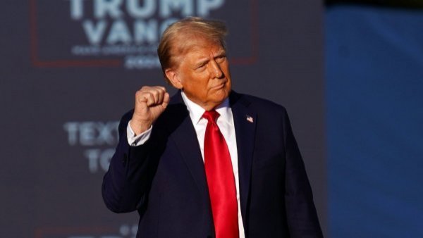 Trump ordena volver a las bombillas de plástico: Denunció "campaña irracional" por las de papel
