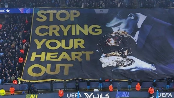 "Deja de llorar": el lienzo que prepararon los hinchas del Manchester City en su partido contra el Real Madrid
