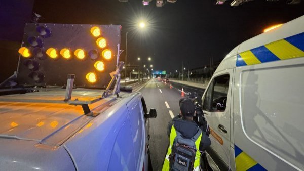Mujer sufre graves heridas por accidente con su motocicleta: Habría realizado piruetas en la Autopista Central
