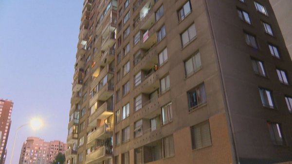 Niño de cuatro años muere al caer desde el piso 12 en la comuna de Santiago
