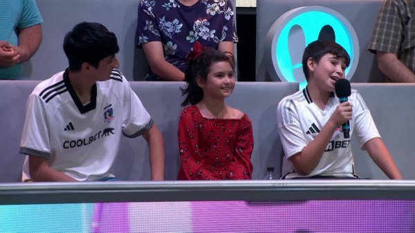 "Tenía que venir elegante": hincha colocolino sacó carcajadas en "¡Ahora Caigo!"
