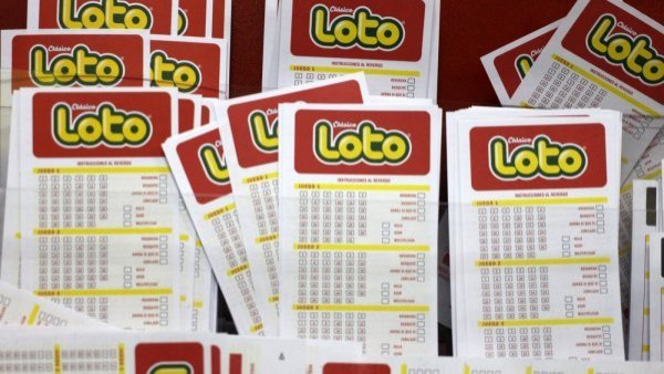Jugó por 31 años los mismos números: Mujer gana $1.100 millones en el Loto
