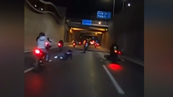 Nefasta convivencia vial: Automovilista no aguantó temerarias conductas de motociclistas y embiste con ellos en autopista
