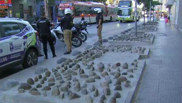 Vecinos valoran iniciativa de piedras "antiambulantes" en Estación Central
