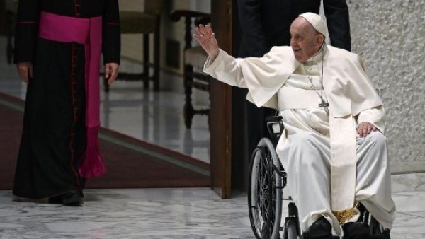 Confirman que el cuadro clínico de Papa Francisco "es complejo" y requerirá "hospitalización adecuada"

