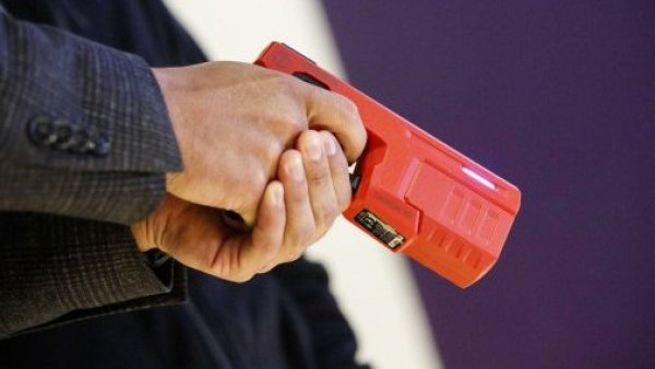 Gobierno confirma implementación de pistolas táser para Carabineros

