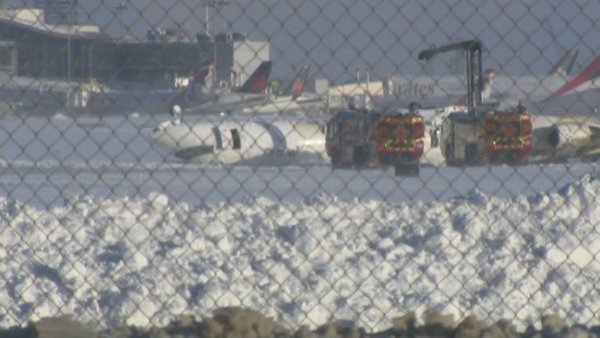 Avión de pasajeros queda volcado tras aterrizar en Canadá: al menos 8 heridos
