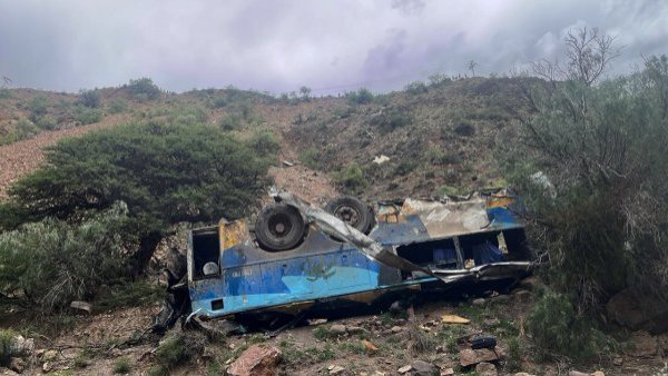 Al menos 31 fallecidos y 15 heridos tras la caída de un autobús a un barranco en Bolivia
