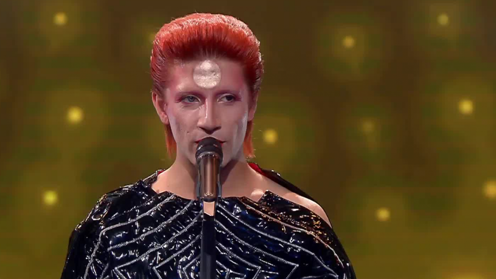 Tremendo tributo en "Mi Nombre Es": El sorprendente origen del vestuario de David Bowie
