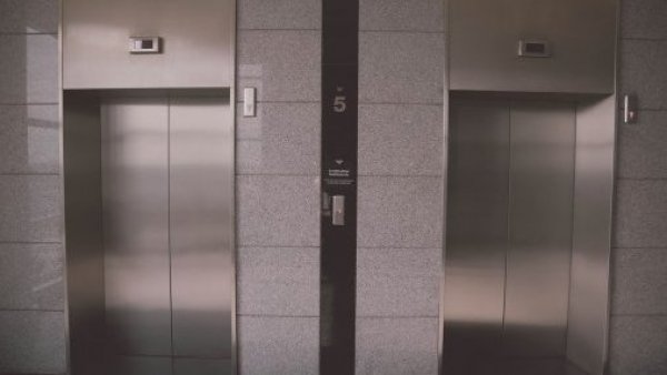 Adulto mayor muere al caer al foso de un ascensor tras forcejeo con su mujer
