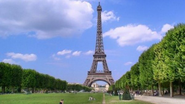 La Torre Eiffel instalará un puente colgante temporal para cruzarla a 60 metros de altura
