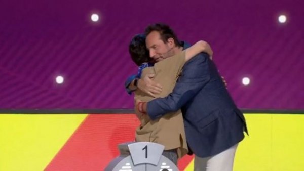 "Estoy muy nervioso": Daniel Fuenzalida abraza a participante para relajarlo
