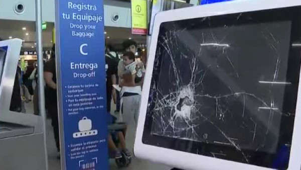 Hizo lo mismo en 2024: hombre haitiano vuelve a romper pantallas y provocar otros destrozos en el Aeropuerto de Santiago
