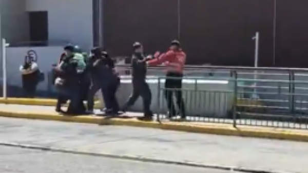 Supuesto mechero es noqueado por guardia de supermercado: video se hizo viral
