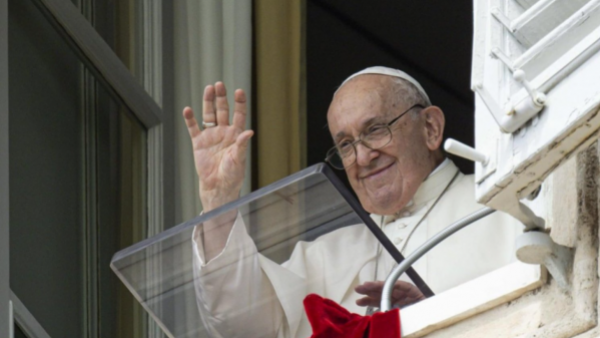 El Vaticano informa que el Papa Francisco pasó bien la noche y está descansando
